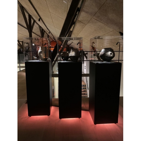 Socle noir, 50 x 50 x 100 (lxLxh) avec cloche 50 x 50 x 50 cm et 2x LED