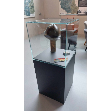 Socle noir, 50 x 50 x 100 (lxLxh) avec cloche 50 x 50 x 50 cm et 2x LED