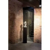 socle noir, 25 x 25 x 115 cm (lxLxh)