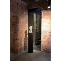 socle noir, 30 x 30 x 80 cm (lxLxh)